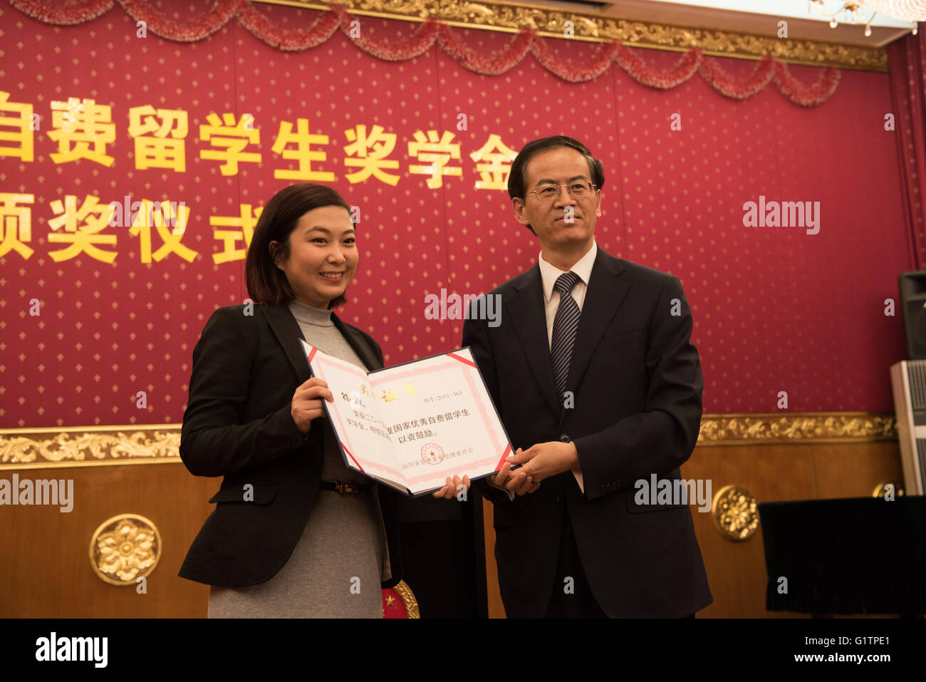 Canberra, Australie. 19 mai, 2016. L'ambassadeur chinois en Australie Cheng Jingye (R) présente le certificat à Sun Xuan, l'un des gagnants des bourses de l'Université d'Adélaïde, à la cérémonie de remise des bourses pour les étudiants chinois primé étudier en Australie à l'ambassade de Chine à Canberra, Australie, le 19 mai 2016. Credit : Xu Haijing/Xinhua/Alamy Live News Banque D'Images