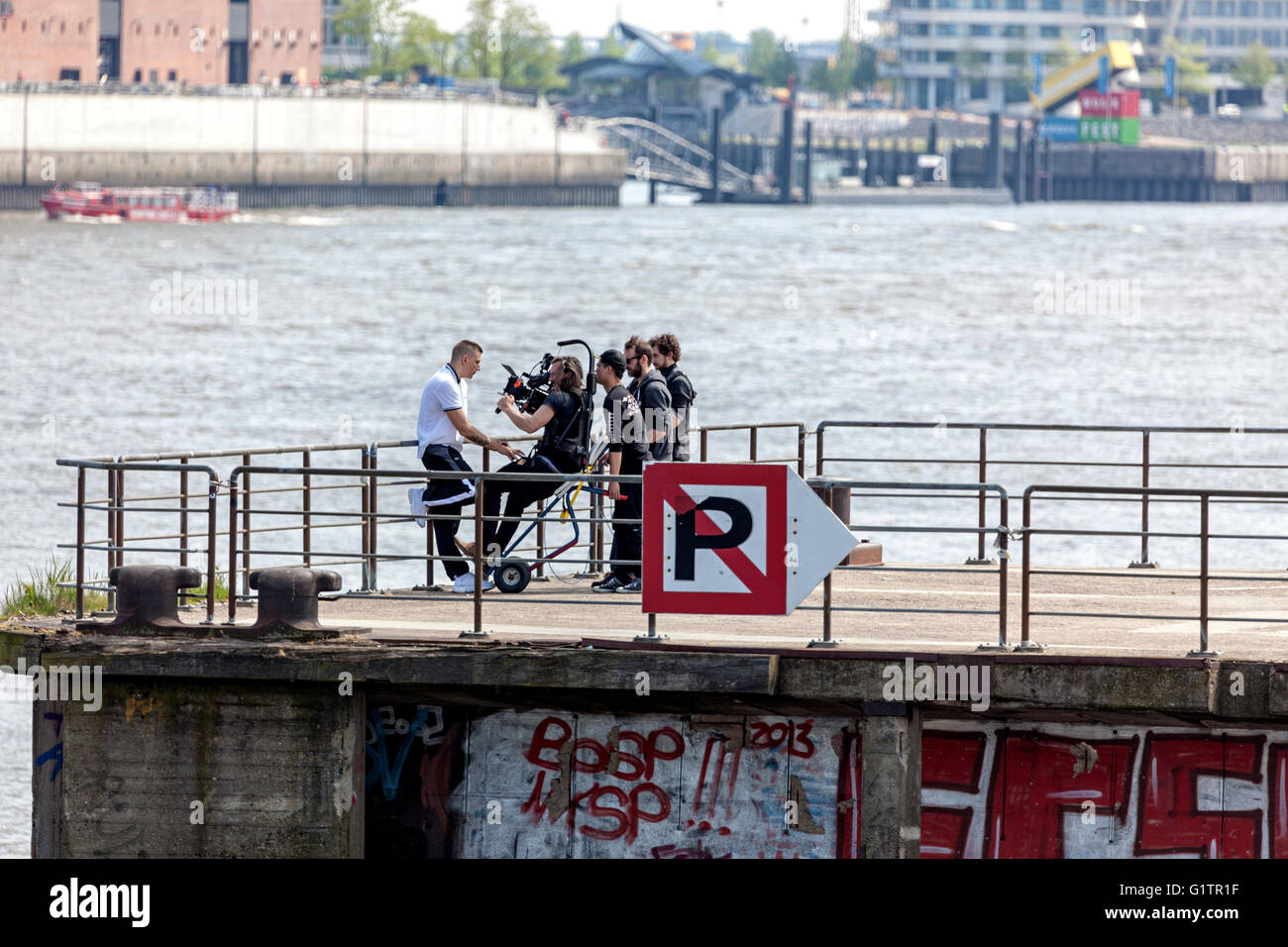Hambourg, Allemagne. 19 mai, 2016. Scènes de tournage vidéo pour le nouveau single du groupe de rap allemand débutant (anciennement débutant absolu) avec Gzuz rappeur à port de Hambourg. Banque D'Images