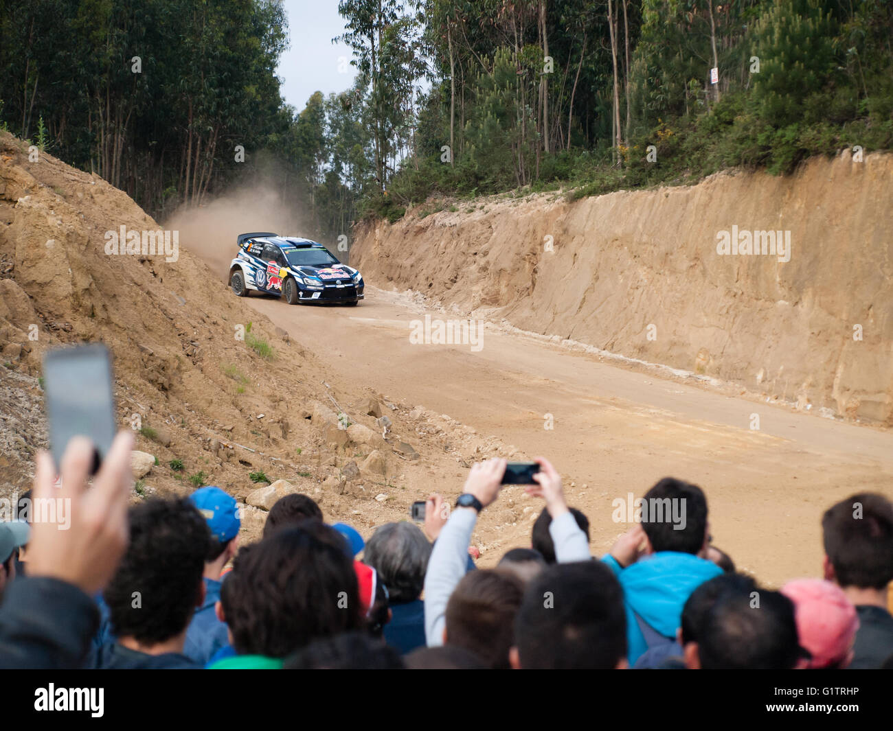 Baltar, le Portugal. 19 mai 2016. Chauffeur Jari-Matti Latvala (FIN) et co-pilote Mikka Anttila (FIN) en 2009 Volkswagen Scirocco R (car le numéro 2) de l'équipe Volkswagen Motorsport lors de la CMR Vodafone Rally de Portugal 2016 Shakedown Crédit : Daniel Amado/Alamy Live News Banque D'Images