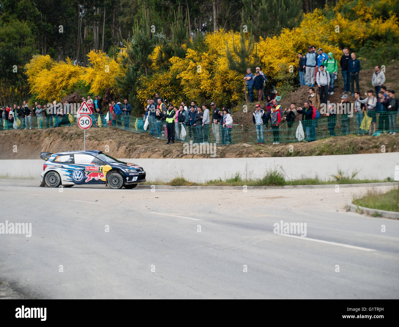 Baltar, le Portugal. 19 mai 2016. Chauffeur Jari-Matti Latvala (FIN) et co-pilote Mikka Anttila (FIN) en 2009 Volkswagen Scirocco R (car le numéro 2) de l'équipe Volkswagen Motorsport lors de la CMR Vodafone Rally de Portugal 2016 Shakedown Crédit : Daniel Amado/Alamy Live News Banque D'Images