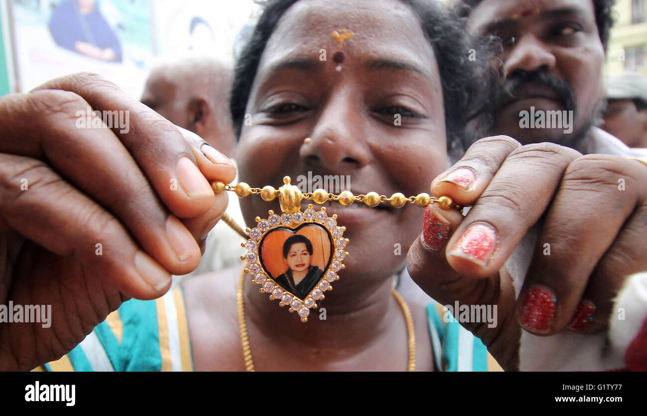 (160520) -- Chennai, 20 mai 2016 (Xinhua) -- un partisan montre un collier avec un portrait de Jayaram Jayalitha alors qu'elle célèbre la victoire de Jayaram Jayalitha et son parti tous les Inde Anna Dravida Munnetra Kazhagam (AIADMK) à Chennai, capitale de l'Etat indien du Tamil Nadu, 19 mai 2016. AIADMK a remporté l'élection de l'assemblée pour la 6ème fois jeudi. (Xinhua/Stringer)(zhf) Banque D'Images