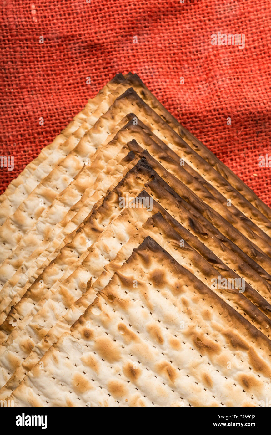 La matsa - pâque juive sur pain de toile rouge Banque D'Images