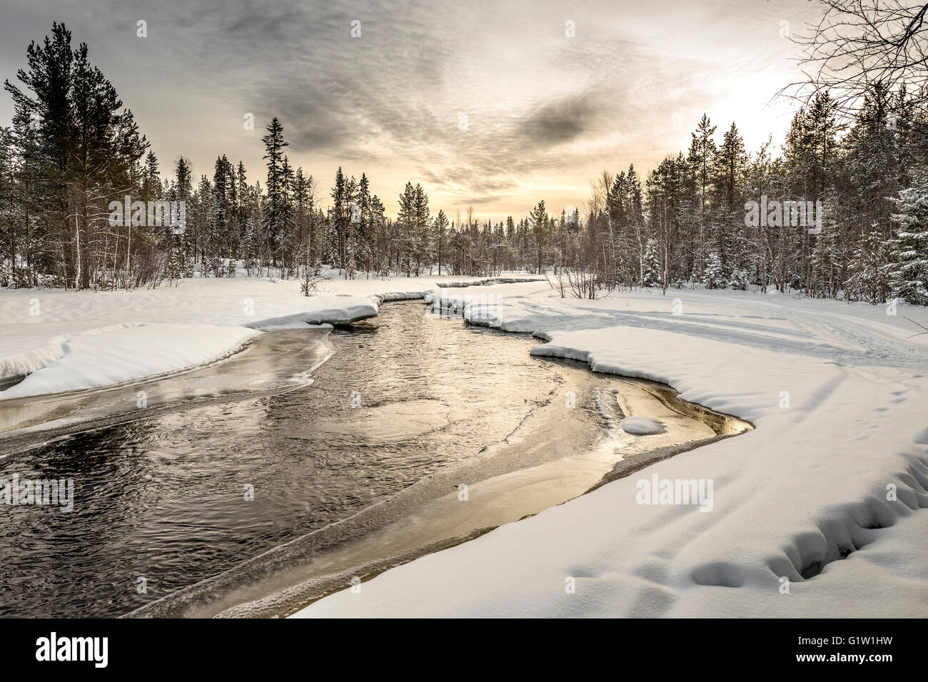 Berge couverte de neige sous le ciel de coucher du soleil. La Carélie du Nord. La Russie. Banque D'Images