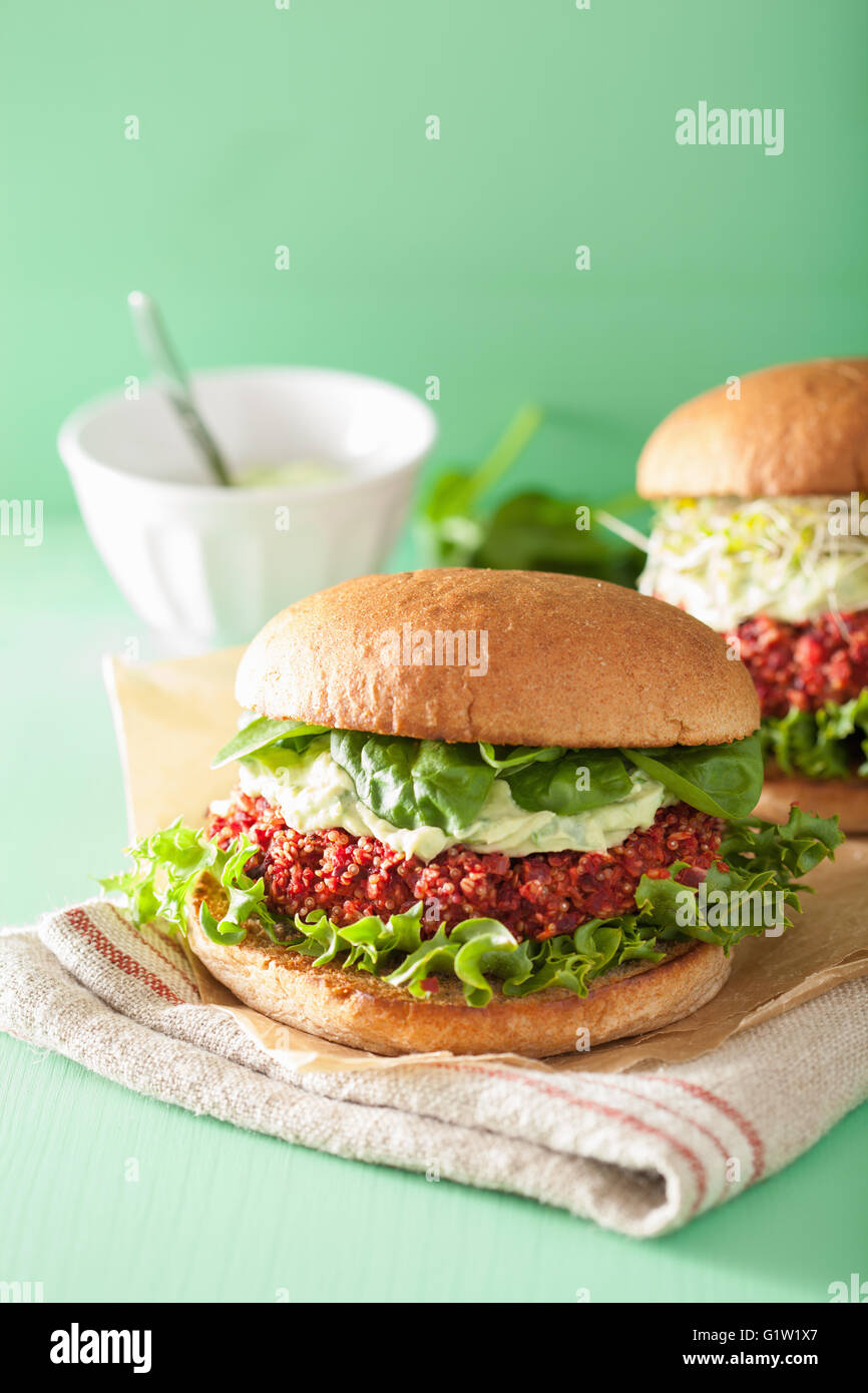 Veggie burger de quinoa et betteraves vinaigrette avec de l'avocat Banque D'Images