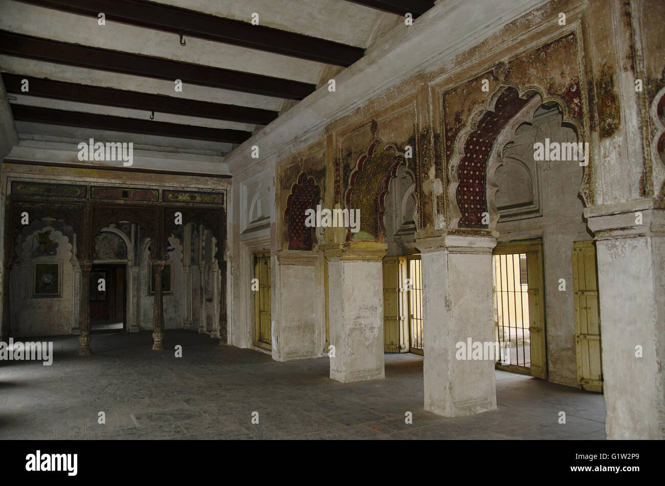 Mur et plafond intérieur peint de Rani Mahal, Jhansi, Uttar Pradesh, Inde Banque D'Images