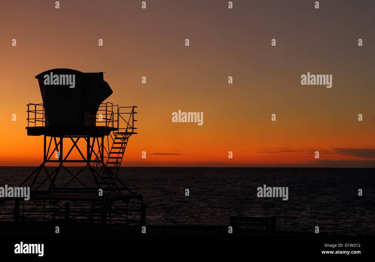 Lifeguard tower - Silhouette de tour sauveteur typique en Californie au coucher du soleil Banque D'Images