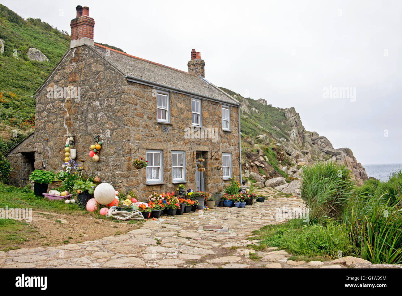 Un chalet de pêche traditionnelle en pierre avec vue sur la mer à Penberth Cove près de Penzance en Cornouailles Banque D'Images