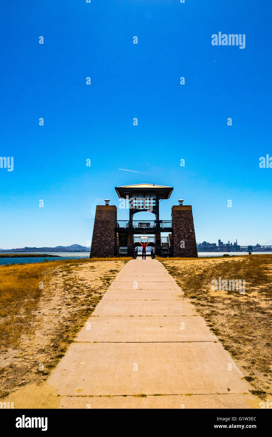 La plate-forme d'observation au milieu parc littoral Port au Port d'Oakland en Californie Oakland Banque D'Images