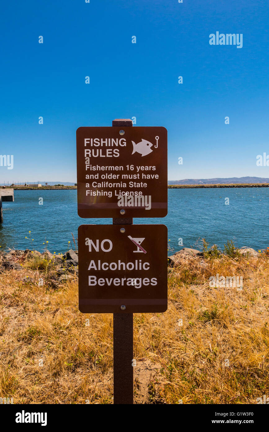 Panneau d'avertissement à propos de la pêche et de l'alcool à la mi parc littoral Port au Port d'Oakland en Californie Banque D'Images