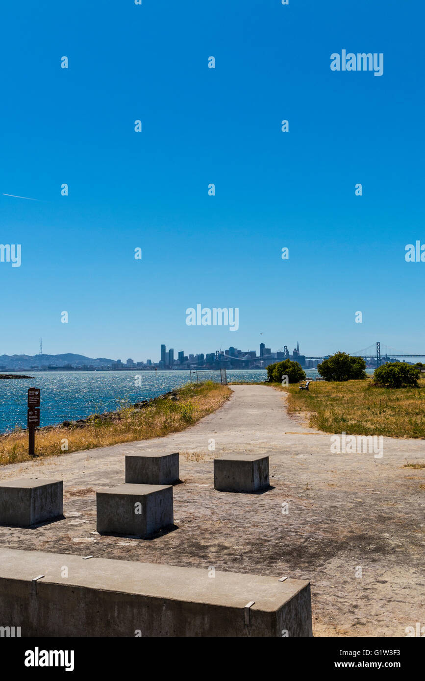 L'horizon de San Francisco comme vu à partir du milieu littoral Port Parc au Port d'Oakland Banque D'Images