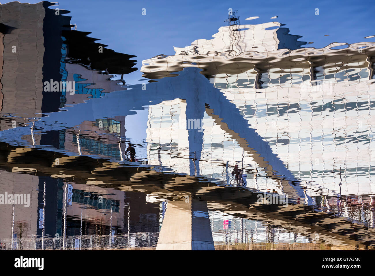 Vue abstraite du pont piétonnier Tradeston qui se reflète dans la rivière Clyde, dans le centre-ville de Glasgow, en Écosse, au Royaume-Uni Banque D'Images