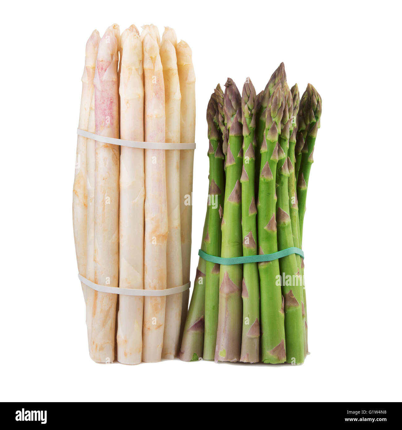 Les asperges blanches et vert isolé sur fond blanc. Végétaliens, végétariens et la cuisine santé concept. Banque D'Images