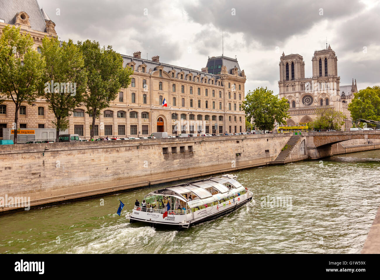 Excursion en bateau Seine Notre Dame Tours clochers Ciel couvert Pont Notre Dame Paris France. Banque D'Images