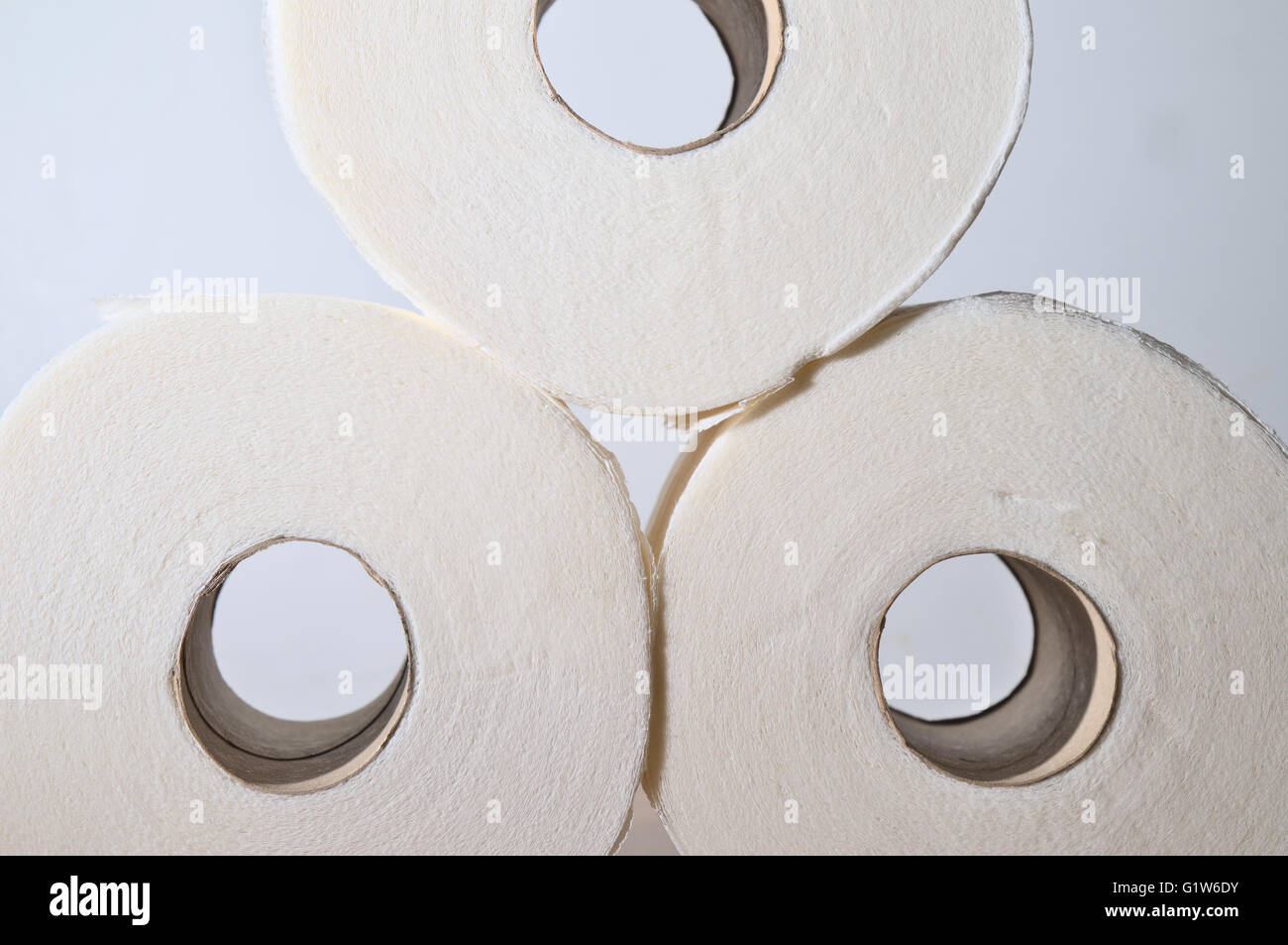 Pile de papier hygiénique blanc : Produits ménagers Banque D'Images