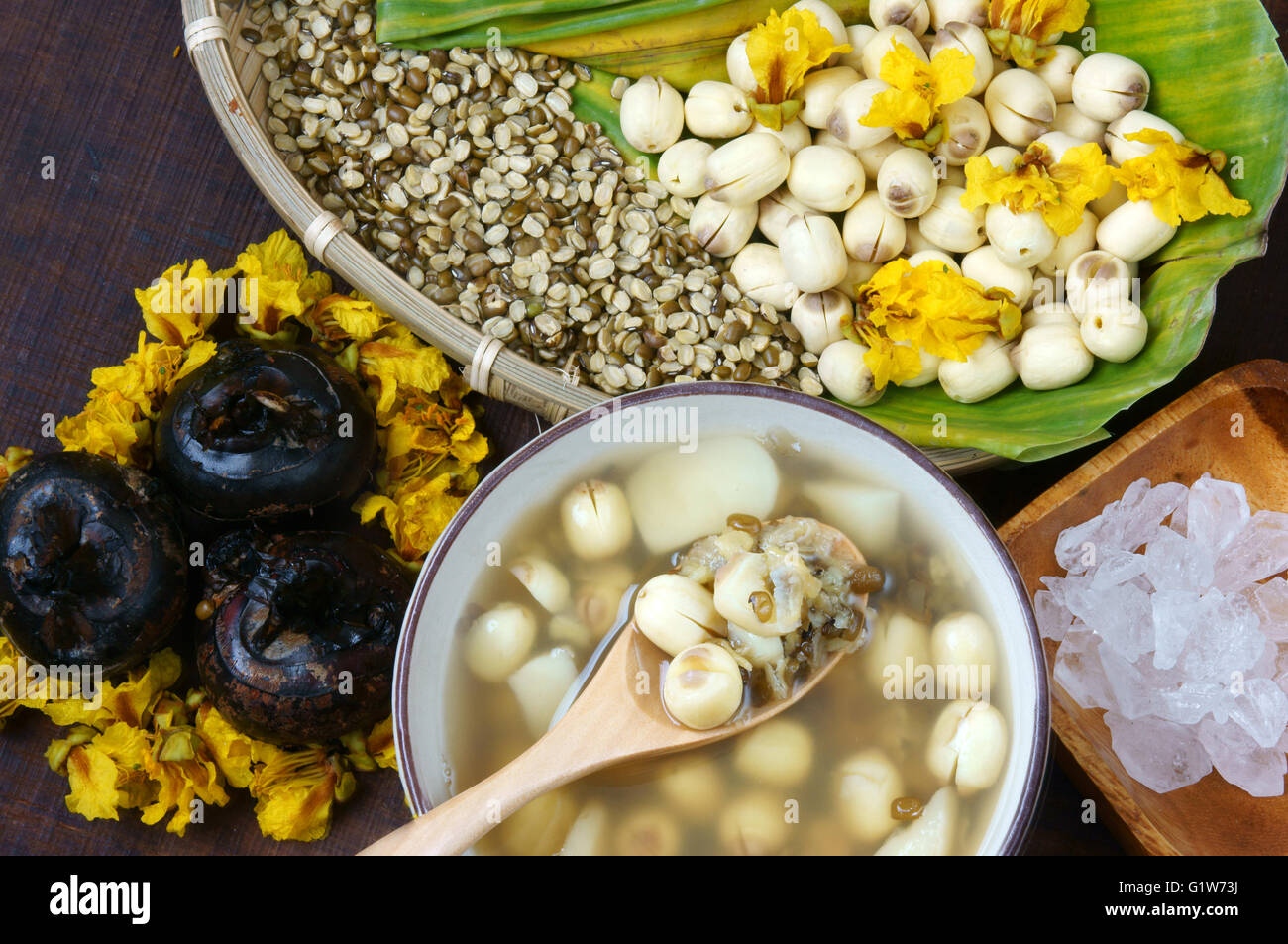 Vietnam, les patates bouillies de graines de lotus, lotus Ingrédients : Haricots, les haricots mungo, la châtaigne d'eau et le sucre candy. Vietnam dessert Banque D'Images