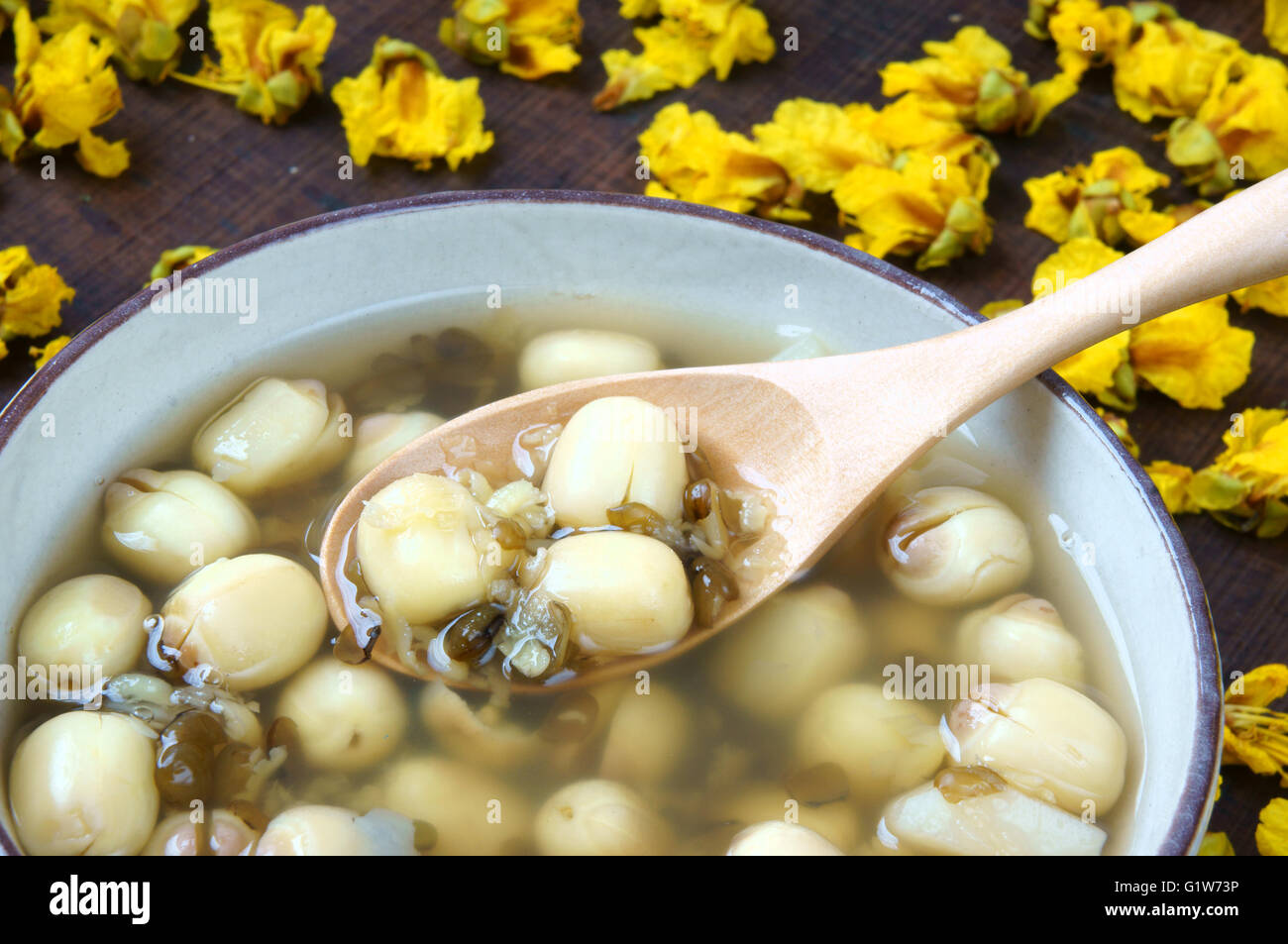Vietnam, les patates bouillies de graines de lotus, lotus Ingrédients : Haricots, les haricots mungo, la châtaigne d'eau et le sucre candy. Vietnam dessert Banque D'Images