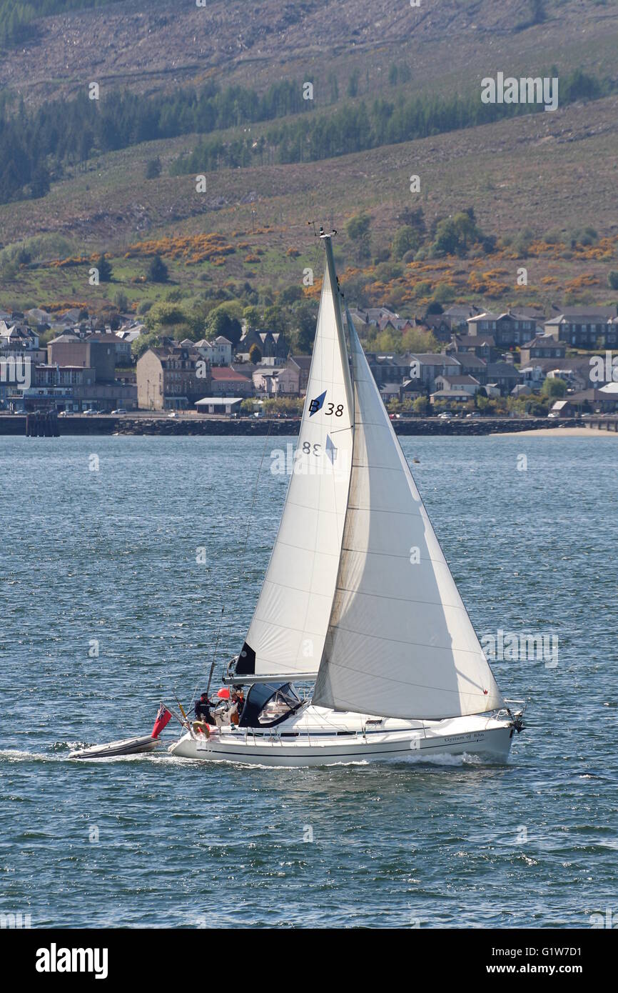 Elysium de Rhu (B38), d'un Sun Odyssey 38 yacht, passant Cloch Point sur le Firth of Clyde. Banque D'Images