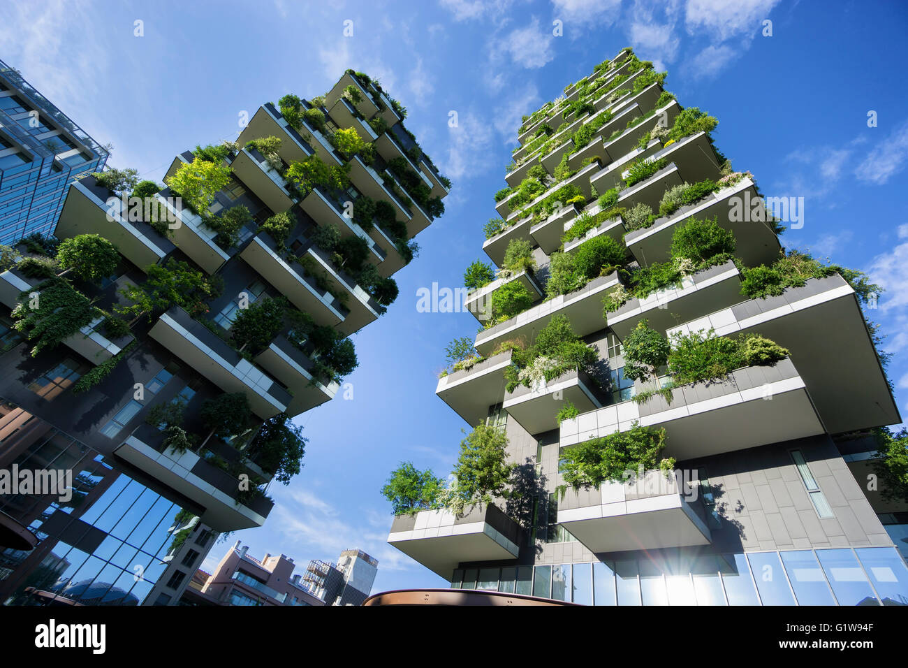 MILAN, ITALIE - 15 MAI 2016 : Bosco verticale (Vertical) de la forêt vue faible. Conçu par Stefano Boeri, dans l'architecture durable Banque D'Images
