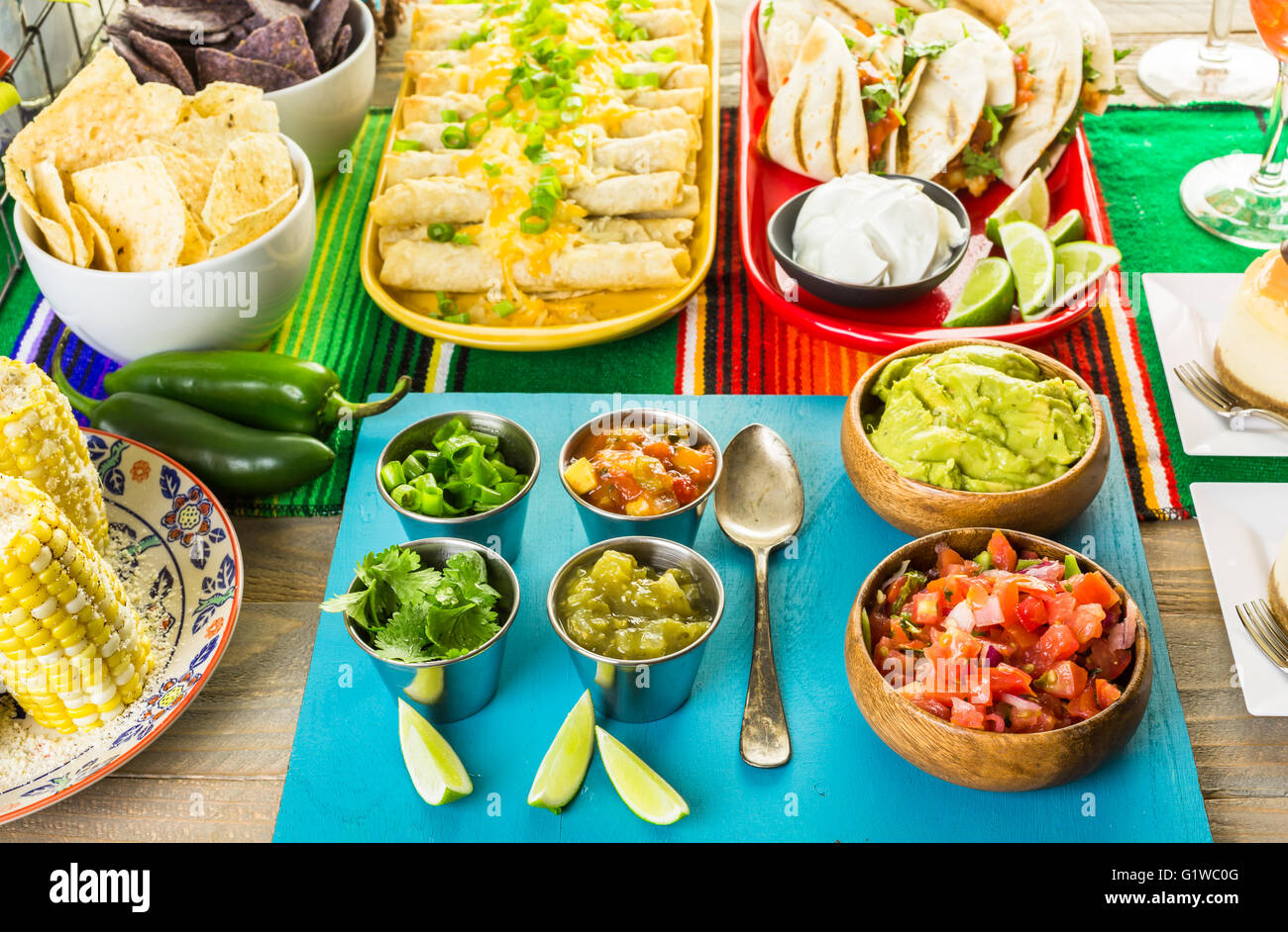 Fiesta party buffet avec cuisine mexicaine traditionnelle Photo Stock -  Alamy