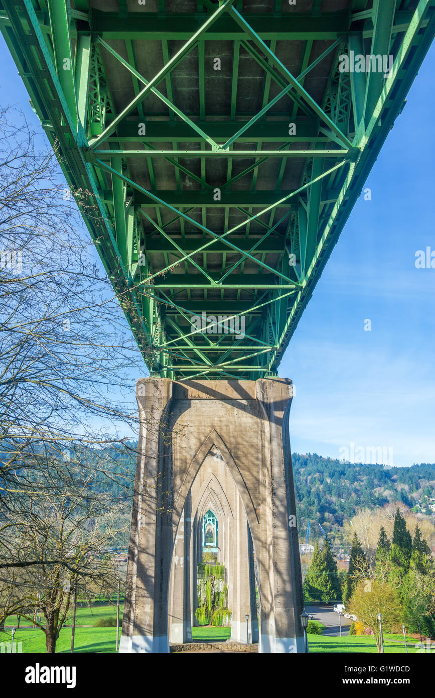 Vue de dessous du pont St Johns à Portland, Oregon Banque D'Images