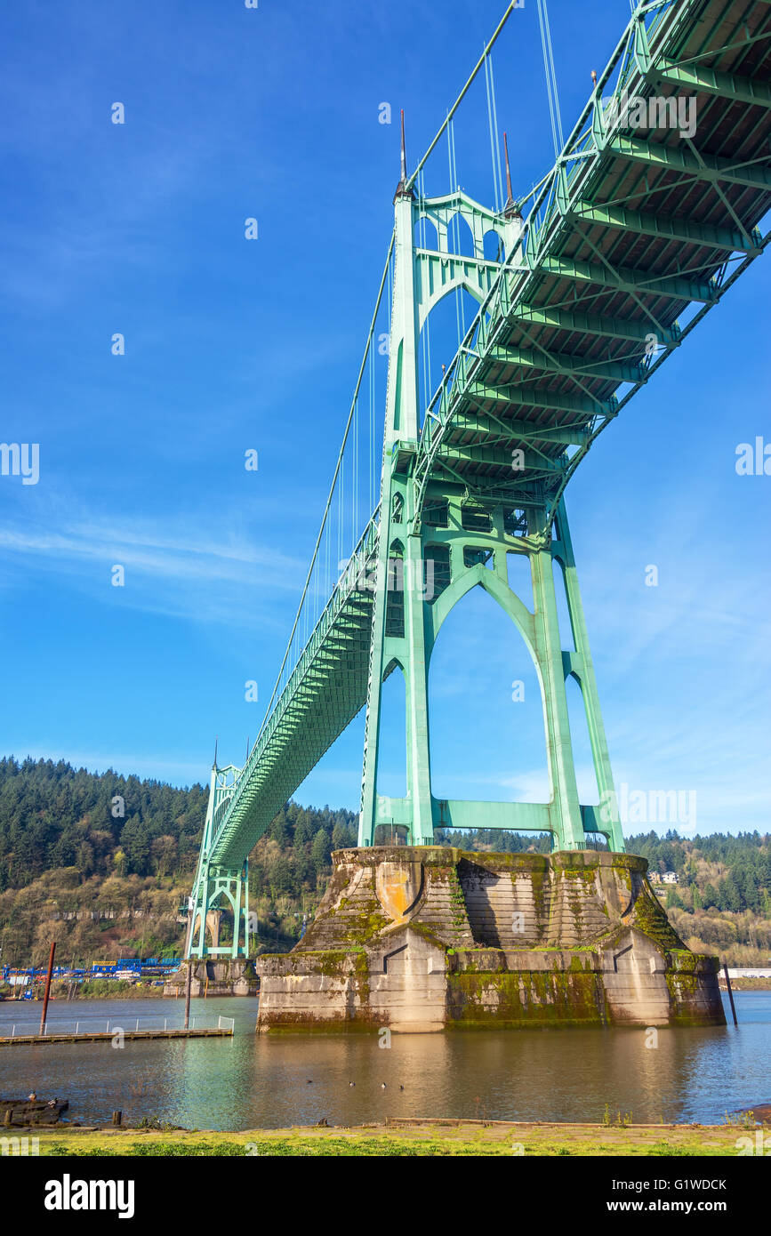 Vue verticale du Pont St Johns à Portland, Oregon Banque D'Images
