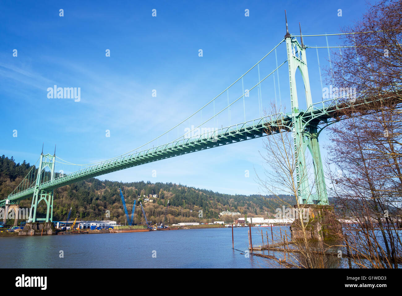 St Johns pont traversant la rivière Willamette à Portland, Oregon Banque D'Images
