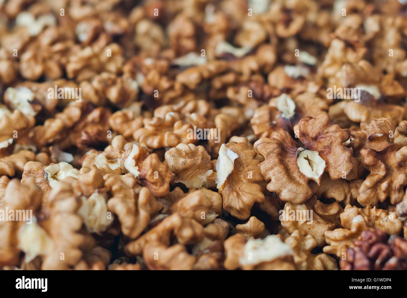 Une pile de noyer anglais pelées- focus sélectif. Natural Background Banque D'Images