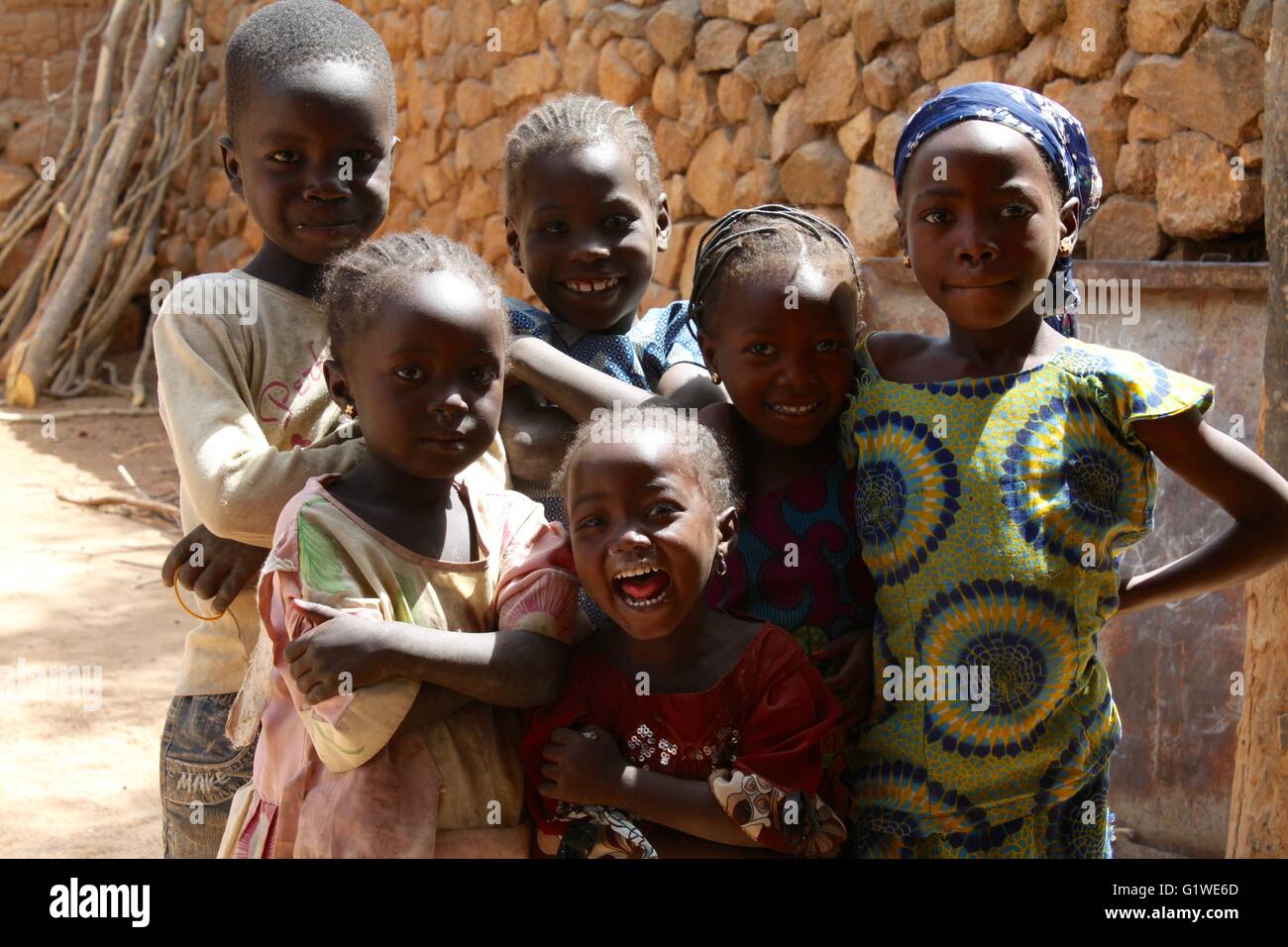 Enfants souriant à la caméra en village, Monts Mandara, Province de l'Extrême-Nord (Cameroun). Banque D'Images