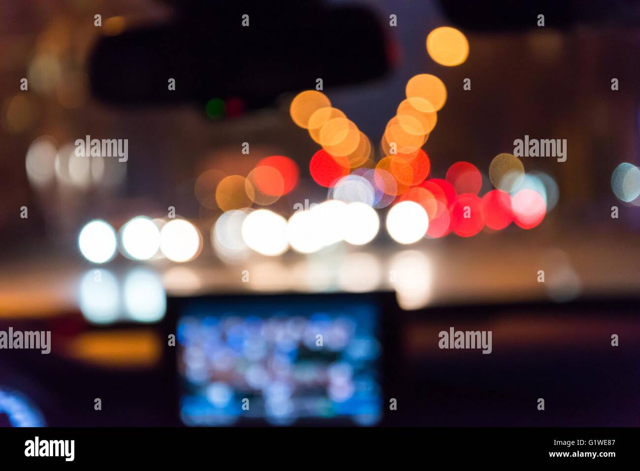 À l'intérieur de voiture avec des lumières de flou d'embouteillage sur la nuit pour l'arrière plan. L'image du barbouillage Banque D'Images