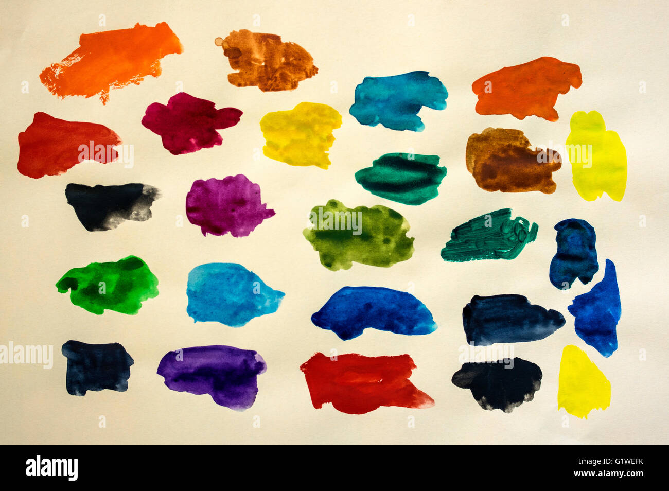 L'artiste a peint des carrés de ses nouvelles couleurs de l'eau pour voir comment ils ont l'air. Banque D'Images