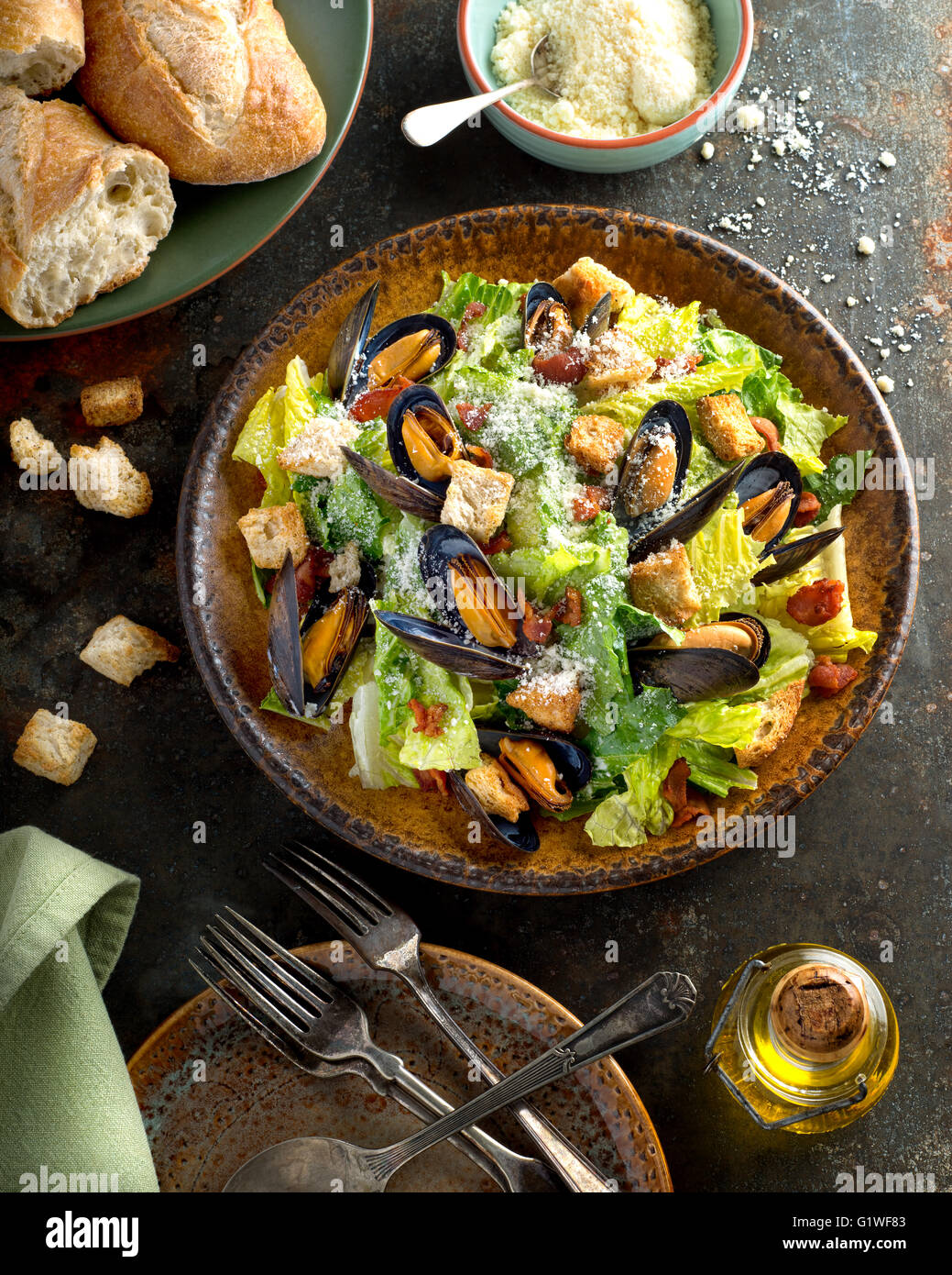 Une délicieuse salade césar avec les moules, laitue romaine, bacon, croûtons et fromage parmesan. Banque D'Images