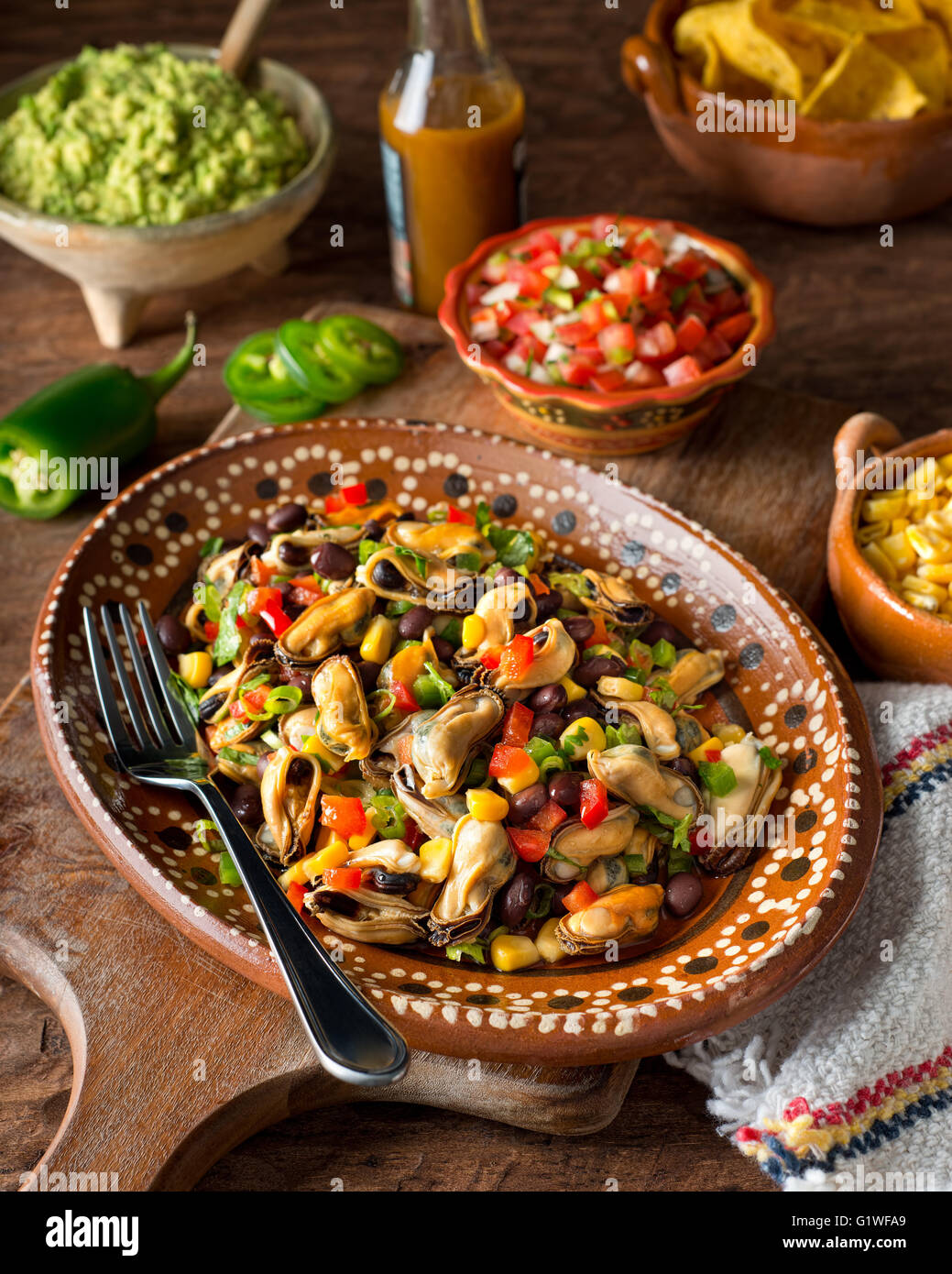 Un délicieux ceviche mexicain salade de moules avec le poivron, le maïs, les haricots noirs, les oignons verts, la coriandre, le poivre et le piment jalapeno. Banque D'Images