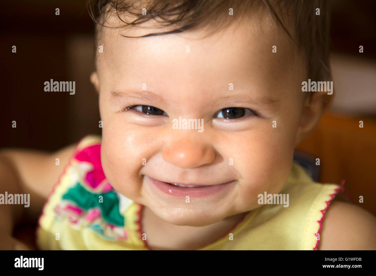 Close-up of smiling little girl bébé âgé d'un an Banque D'Images