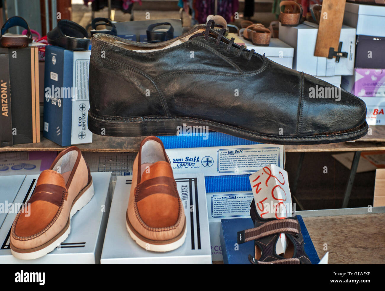 Chaussures Chaussures publicité énorme pour la vente sur stand Florence  Italie Photo Stock - Alamy