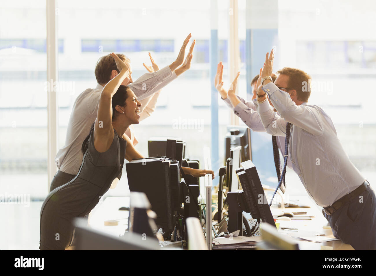 Les gens d'affaires exubérante, on subit donc plus haut computers in office Banque D'Images