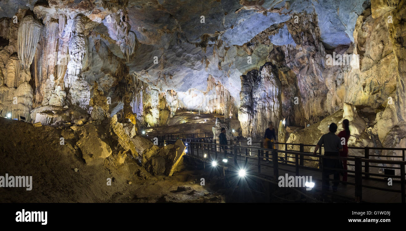 Personnes admirant Paradise Cave dans le parc national de Phong Nha, Vietnam Banque D'Images