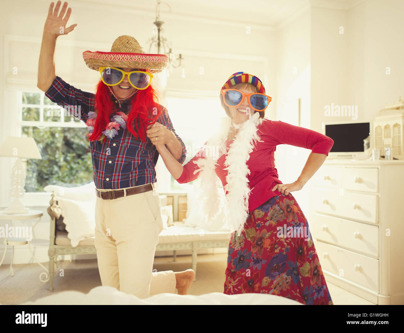 Portrait silly mature couple dancing in costumes Banque D'Images