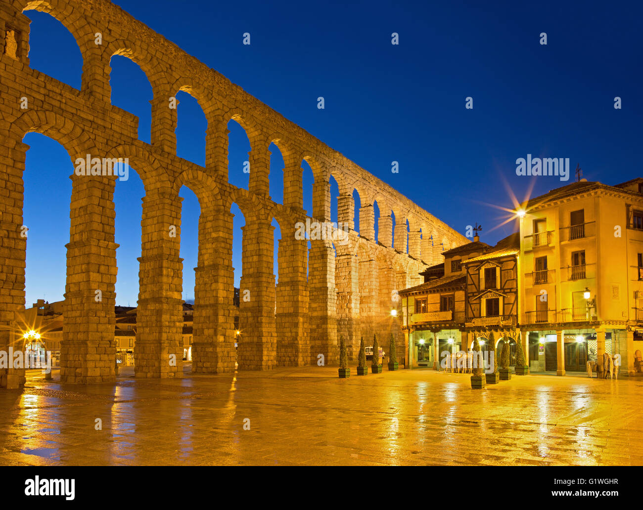 SEGOVIA, Espagne, Avril 13, 2016 - L'Aqueduc de Ségovie et : Plaza del Azoguejo au crépuscule. Banque D'Images