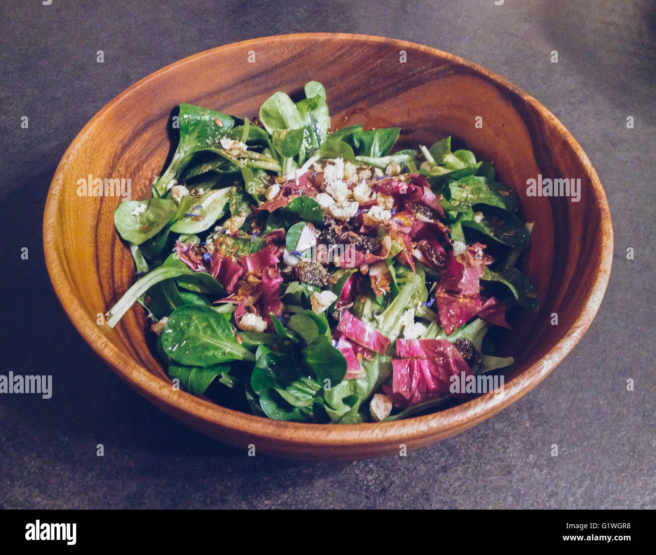 Salade colorée dans un bol en bois Banque D'Images