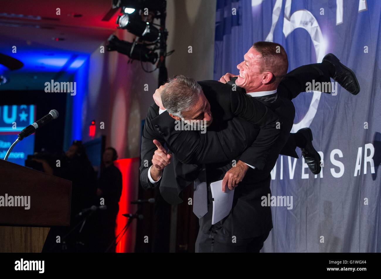Le comédien Jon Stewart est capté par catcheur américain John Cena au cours de la célébration du 75e anniversaire de l'USO, 19 avril 2016 à Washington, D.C. Banque D'Images