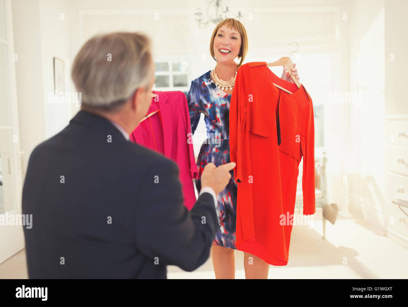 Aider mari femme décident de porter des vêtements qui Banque D'Images