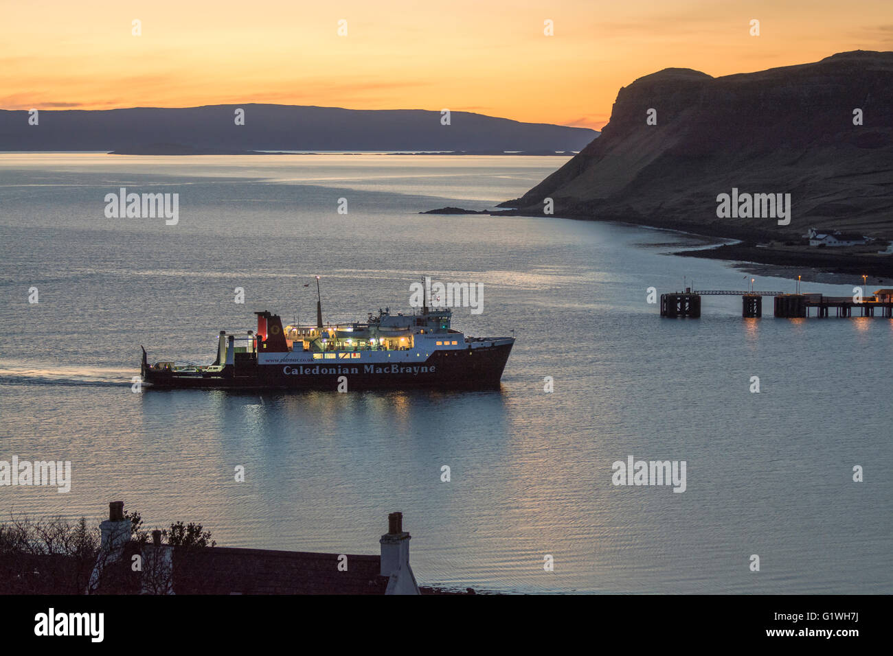 L'approche des îles Hébrides mv uig Harbour au coucher du soleil, skye Banque D'Images