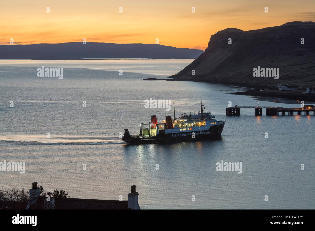 L'approche des îles Hébrides mv uig Harbour au coucher du soleil, skye Banque D'Images