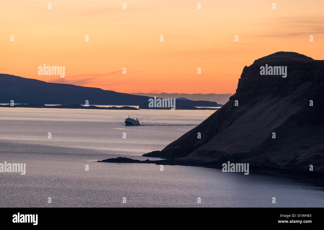 L'approche des îles Hébrides mv uig Harbour au coucher du soleil, skye Banque D'Images