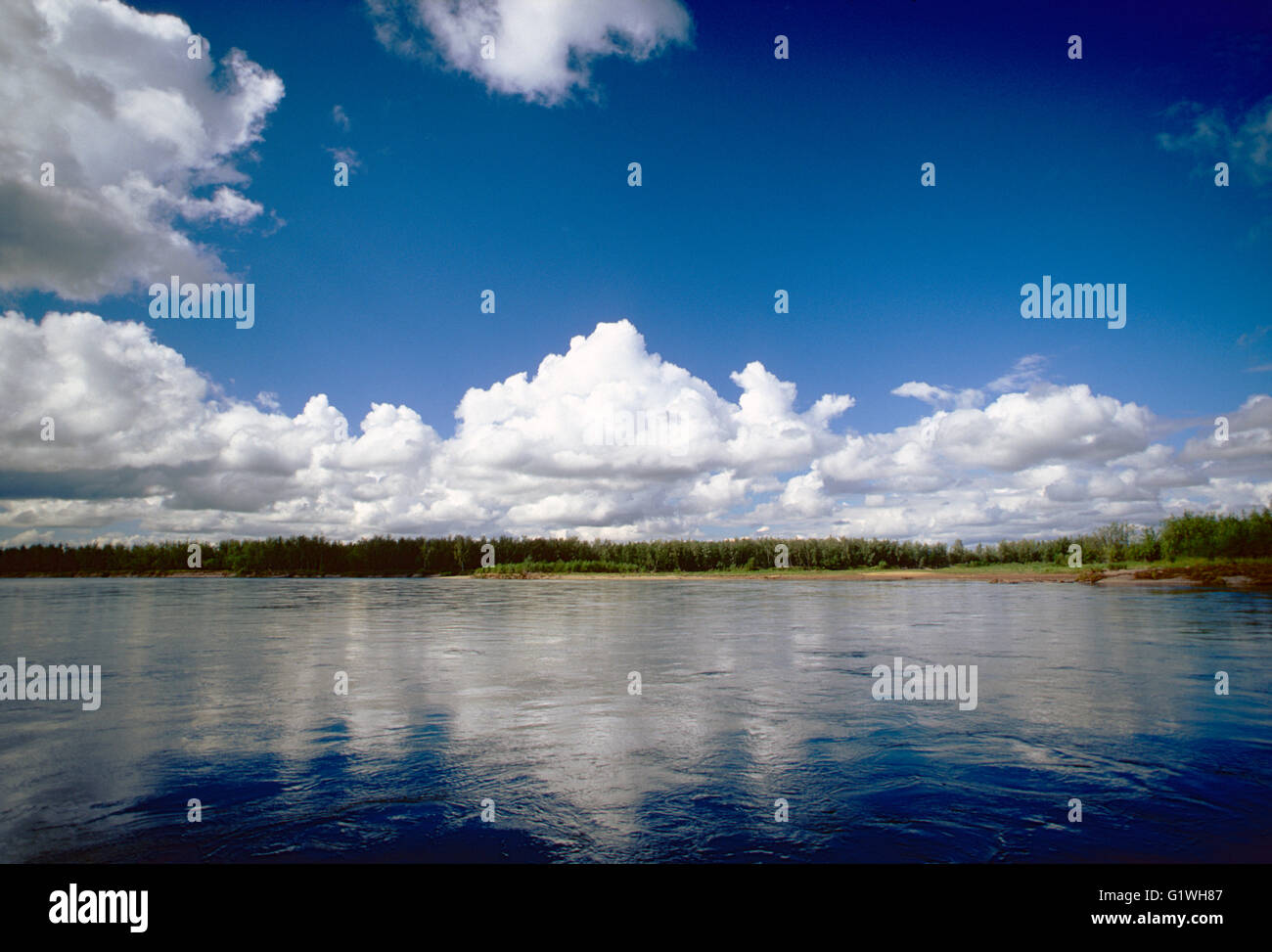 Beau ciel bleu avec des nuages blancs sur la rivière Belaya ; Sibérie ; péninsule Chukchi ; Région de Magadan ; Fédération de Russie ; Banque D'Images