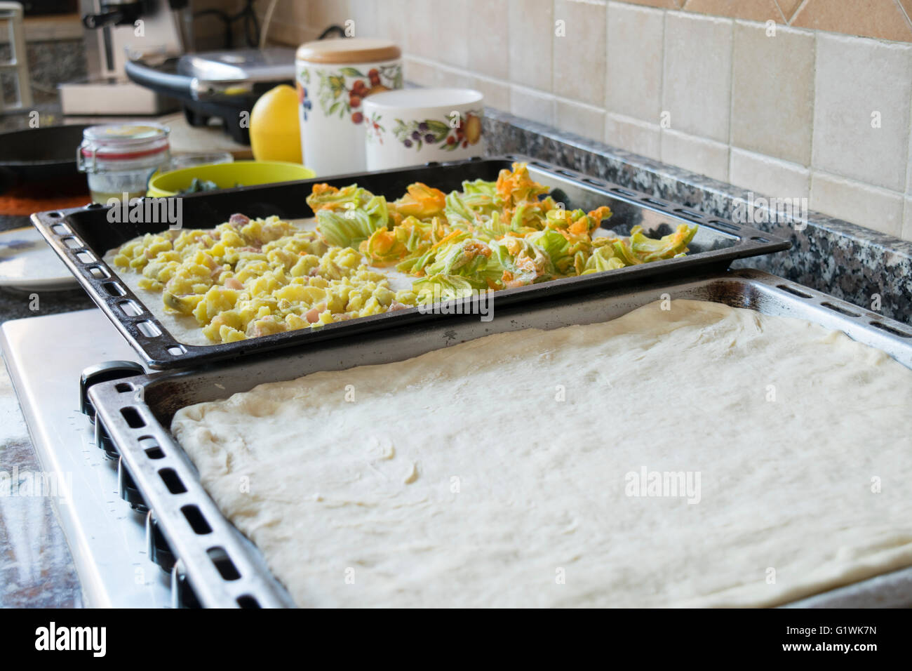 La préparation de pizza pâte Banque D'Images