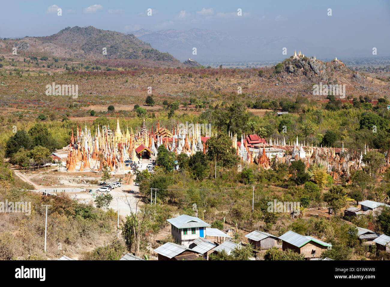 Le village de Inthein au sud ouest de l'Inle Lake avec sa masse de fait de pagodes (Myanmar). Inthein, près du lac Inlé. Banque D'Images