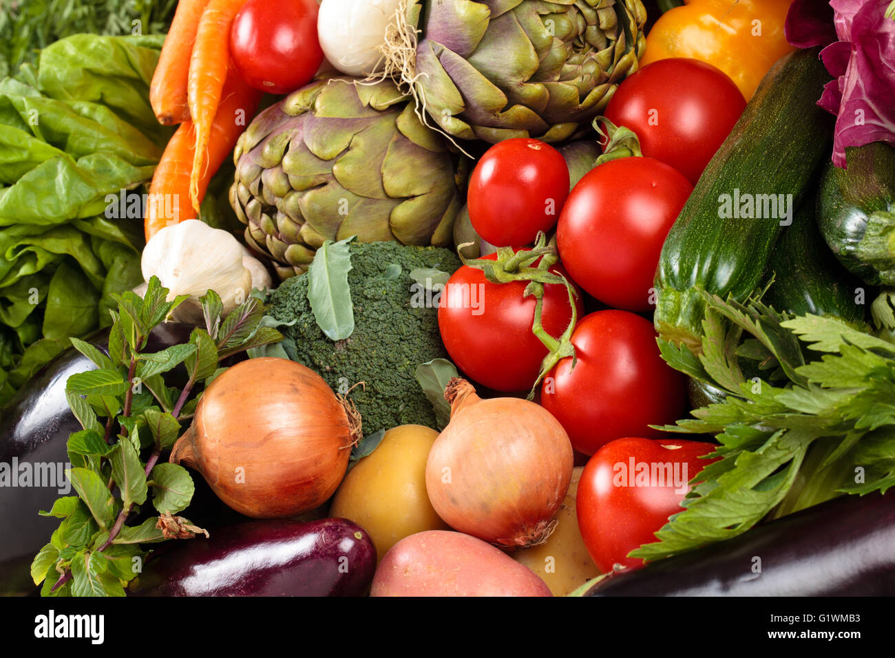 Arrière-plan de mélange de légumes et fines herbes biologiques. Banque D'Images