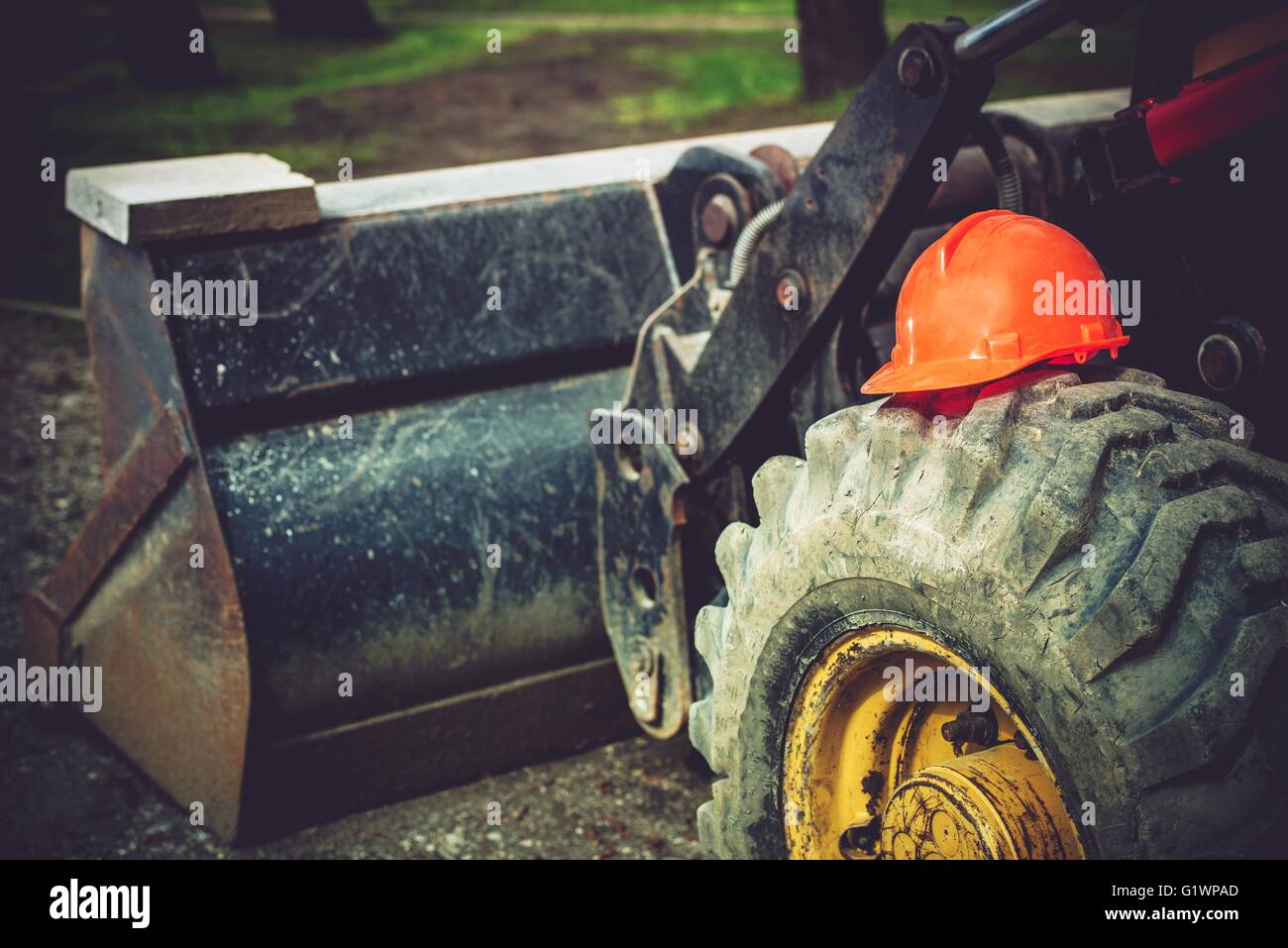 Casque de sécurité Construction Bulldozer sur pneu. La sécurité de fonctionnement de l'équipement lourd. Banque D'Images