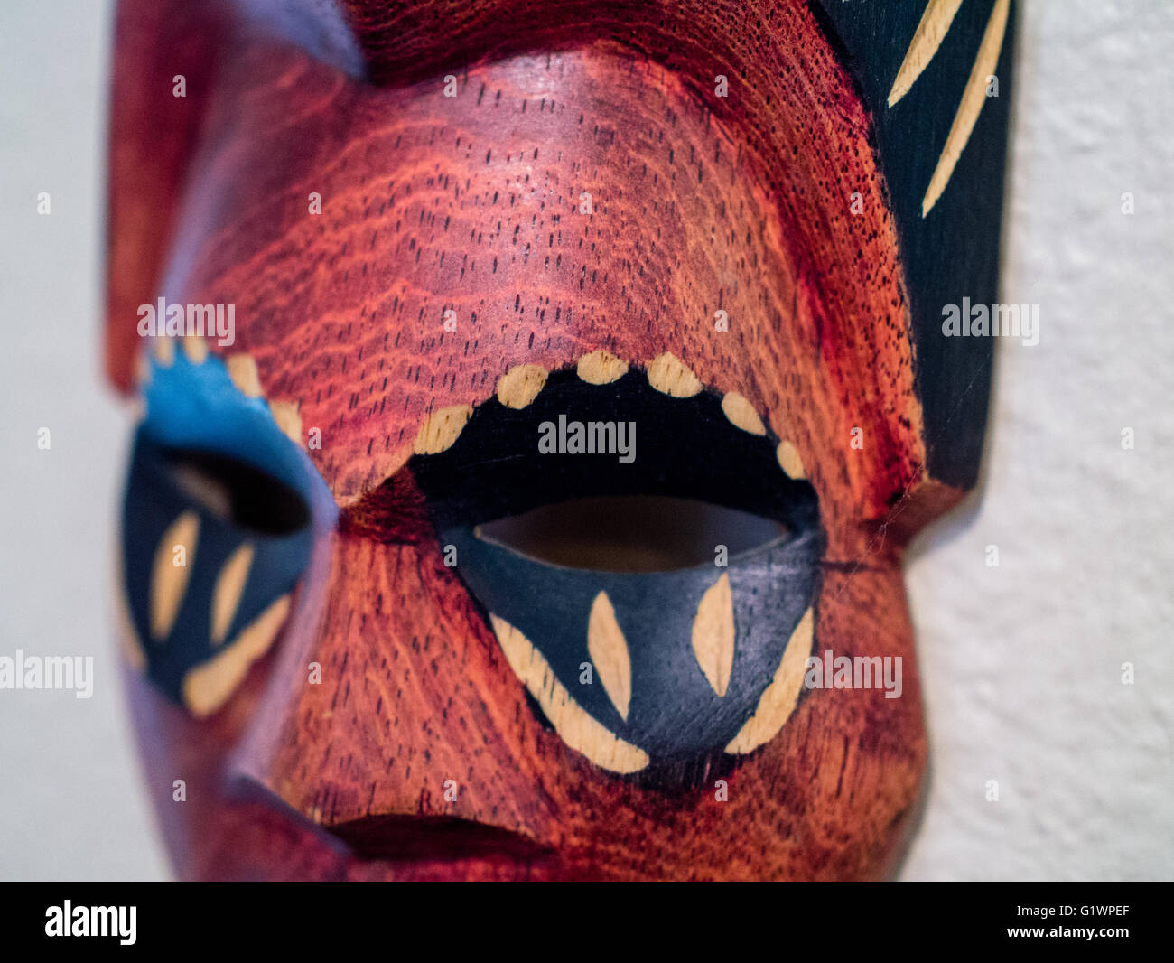 Masque africain sculpté détail du visage et des yeux Banque D'Images